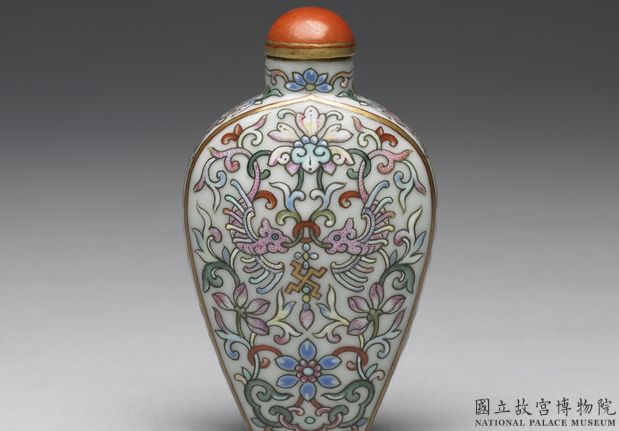 Porcelain famille-rose snuff bottle with a winding branch-and-blossom decoration, Qing dynasty, Jiaqing reign (1796-1820)-China Archive